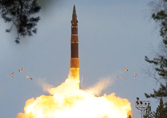 Tên lửa Xe chở tên lửa Topol RS-12M rời bệ phóng